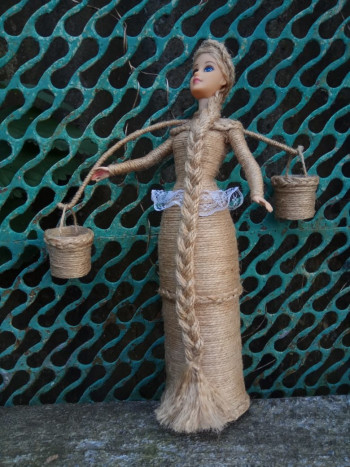 Декоративная кукла из джута
